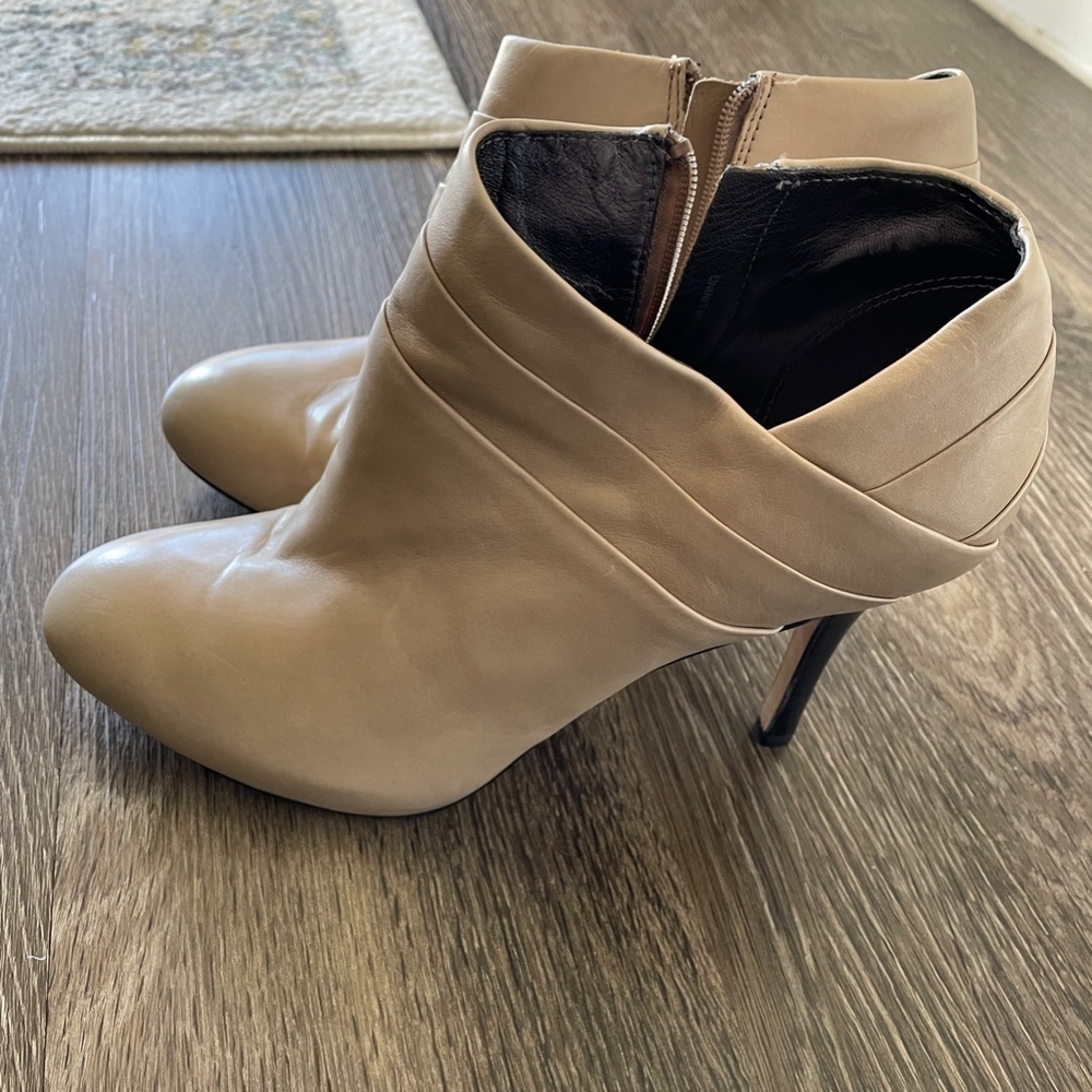 Via Spiga Tan Heels Womens Size 7.5 - Picture 3 of 5